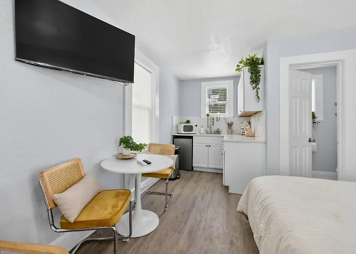 Unit 8 Charming Hideaway * Pensacola